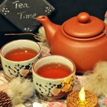 Tea Time gibt es sogesehen nicht, da in England zu jeder Tageszeit gerne Tee getrunken wird.